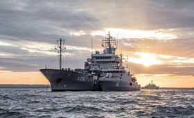Военные корабли Королевского флота в течение трёх дней отслеживали российские суда
