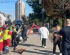 В Киеве автомобиль врезался в остановку с людьми: есть погибшие и пострадавшие