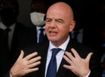 После скандала в Федерации футбола Инфантино удержался на посту, хотя Европа ему не верит