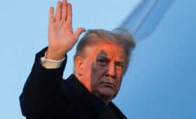 Трампа тайно пересадили на другой самолет в Турции: CNN раскрыл, кто еще был на борту