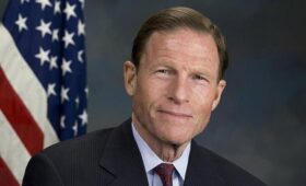 «Ситуация критическая»: сенатор США призвал срочно ударить санкциями по России