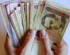 Зарплаты чиновников снова выросли: кому платят больше всего