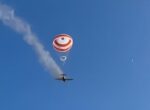 Пылающий самолет приземлился на парашюте с пилотом в кабине: что произошло (видео)