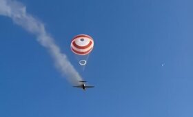 Пылающий самолет приземлился на парашюте с пилотом в кабине: что произошло (видео)