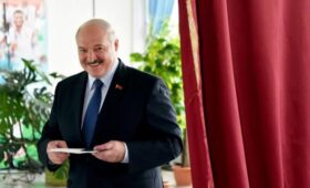 Много шуток и водки: в СМИ раскрыли, как посланник Трампа нашел подход к Лукашенко
