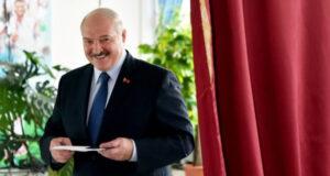 Много шуток и водки: в СМИ раскрыли, как посланник Трампа нашел подход к Лукашенко