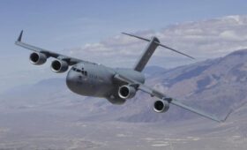 Самолет ВВС США развернулся возле Антарктиды из-за российской ракеты