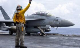 США потеряли самолет РЭБ при посадке на авианосец: есть раненые