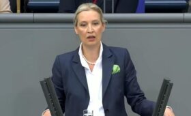 Лидер АдГ пообещала прекратить помощь Украине и вернуть украинцев домой
