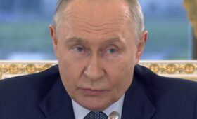 Путин готов на мир только на своих условиях и выдвинул ещё более жесткие требования, — Bloomberg