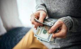 Стоит ли ожидать скачков курса доллара в октябре: свежий прогноз банкира