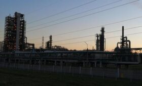 НПЗ в Ярославле приостановил переработку нефти после атаки украинских дронов, — Reuters