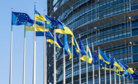 Евросоюз готов давать Украине деньги, но при условиях: Bloomberg раскрыл детали
