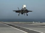 Два пилота катапультировались во время посадки на авианосец США