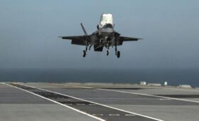 Два пилота катапультировались во время посадки на авианосец США