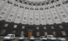Правительство заморозило часть расходов: премьер ответил, будут ли платить пенсии украинцам