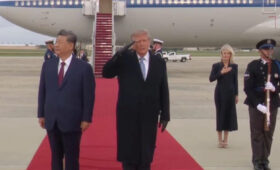 С красной дорожкой у трапа самолета: Трамп лично встретил Си Цзиньпина (видео)