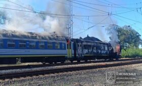 РФ атаковала поезд в Харьковской области: произошел пожар, есть пострадавшие