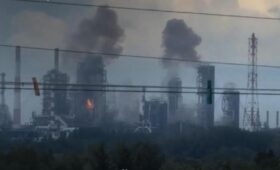 Россия устанавливает сооружения вокруг своих НПЗ для защиты от украинских дронов, — СМИ