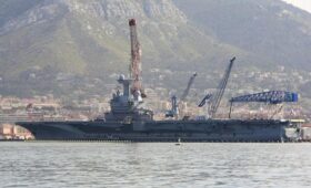 Во Франции над авианосцем «Шарль де Голль» заметили чужие дроны