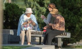 В октябре женщинам повысят пенсию после 65 лет: кто получит доплату
