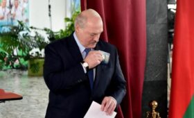 Лукашенко носит элитные швейцарские часы с золотым корпусом: что известно о модели