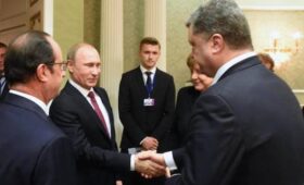 Порошенко упрекнули за критику FirePoint: «Эта компания бьет Путина по рукам, которые Петр Алексеевич так нежно сжимал во время войны»