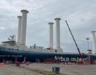 На новый корабль Airbus установили шесть странных 35-метровых цилиндров