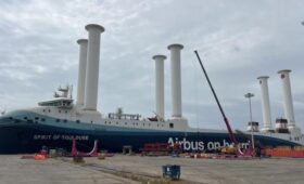 На новый корабль Airbus установили шесть странных 35-метровых цилиндров