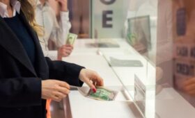«ПриватБанк» поднял цены на валюту: актуальный курс доллара и евро 20 октября