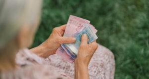 Пенсия при минимальной зарплате: кто гарантированно получит более 4000 гривень