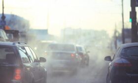В Киеве транспортный коллапс: движение по Южному мосту перекрыто, на дорогах гигантские пробки