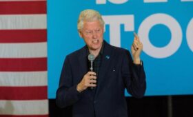«Бросил Украину и встал на сторону Путина»: Клинтон резко раскритиковал Трампа